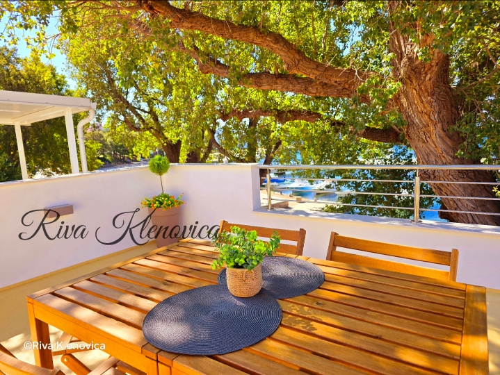 Terasa apartmaja v prvem nadstropju Apartmajev Riva v Klenovici